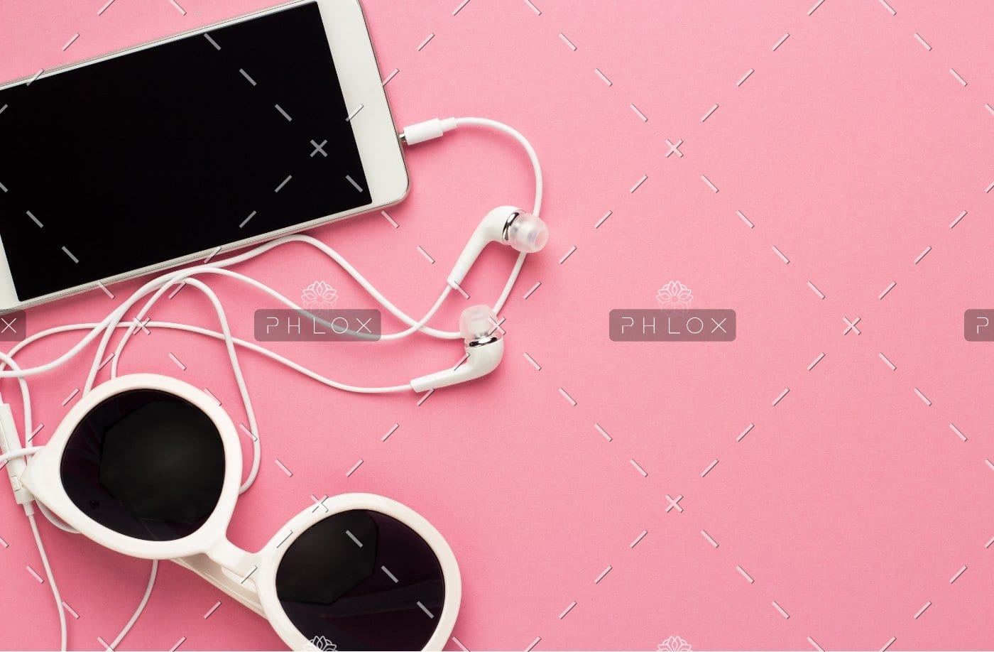 studio-shot-of-white-accessories-on-pink-back-7E4JTGC