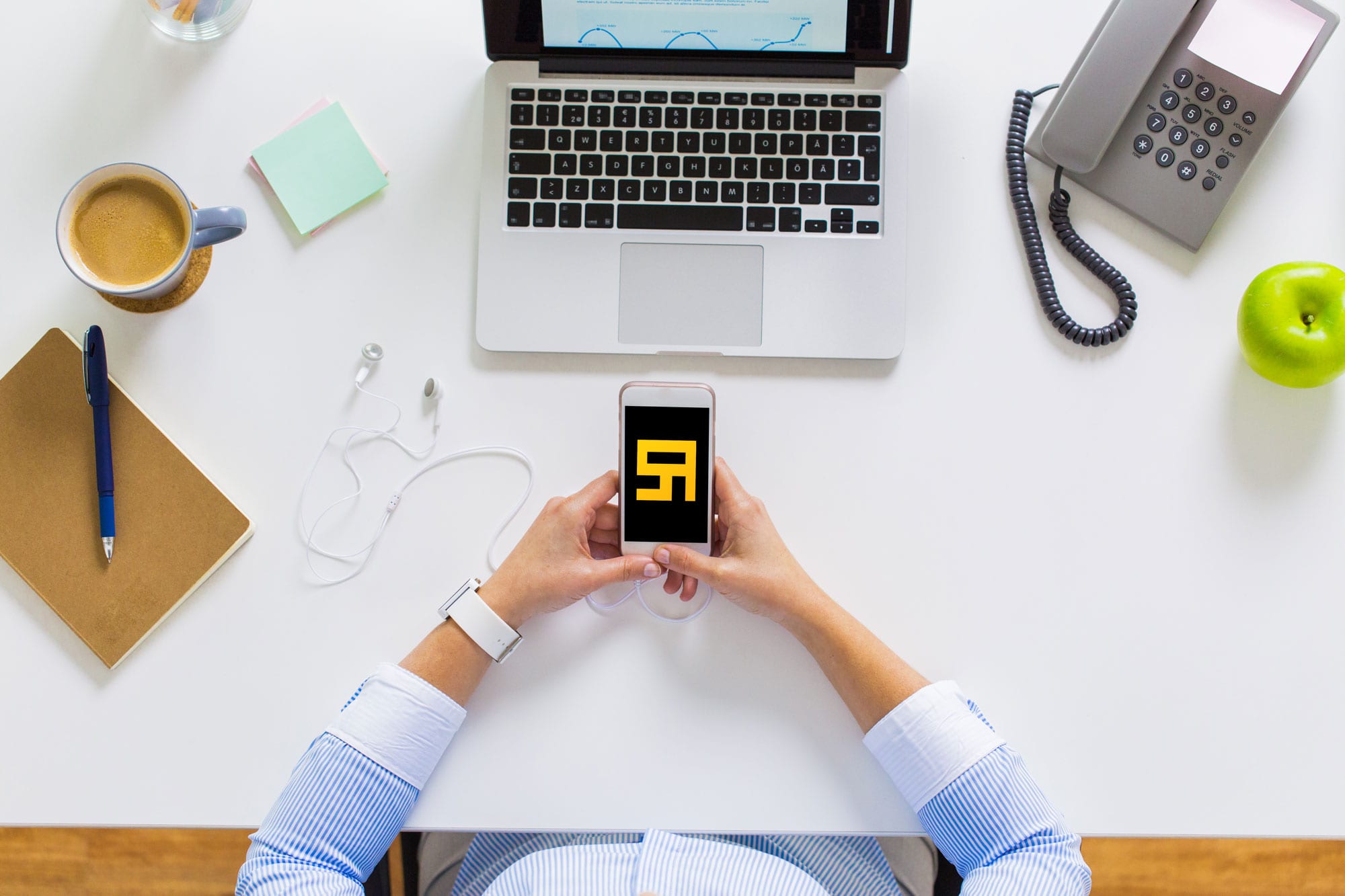 businesswoman-with-laptop-and-smartphone-at-PCRUKNU